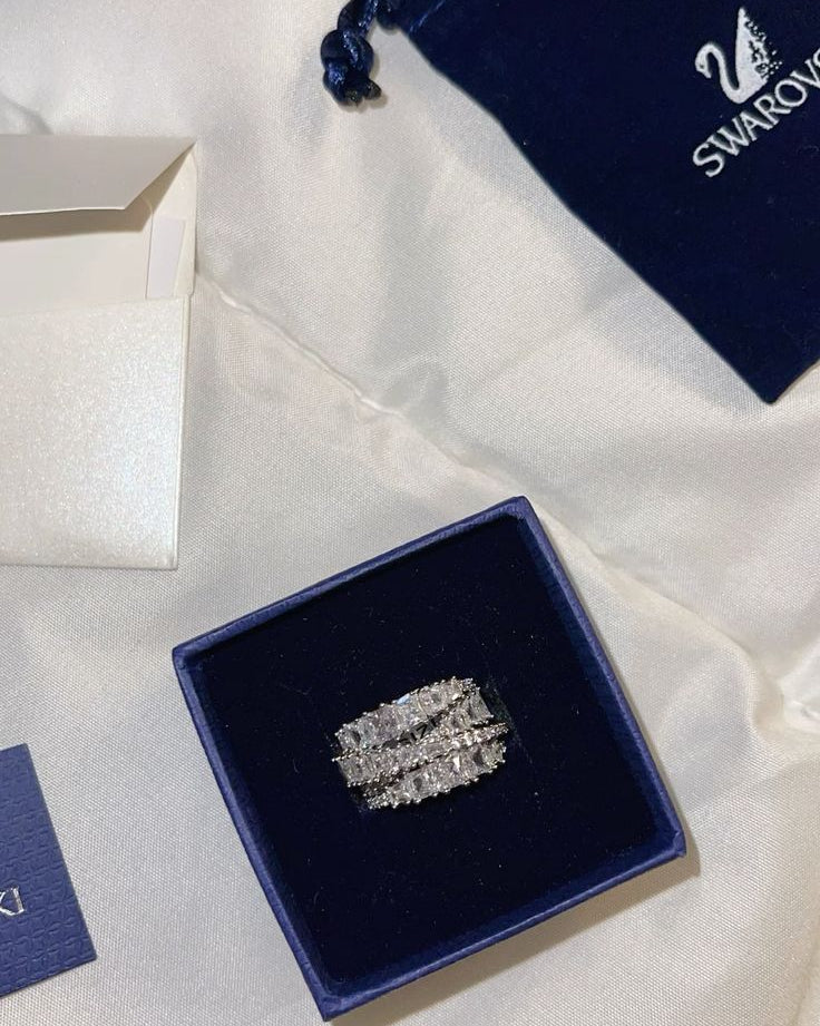 Hyperbola Swan Ring