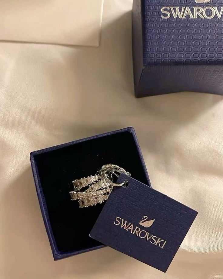 Hyperbola Swan Ring
